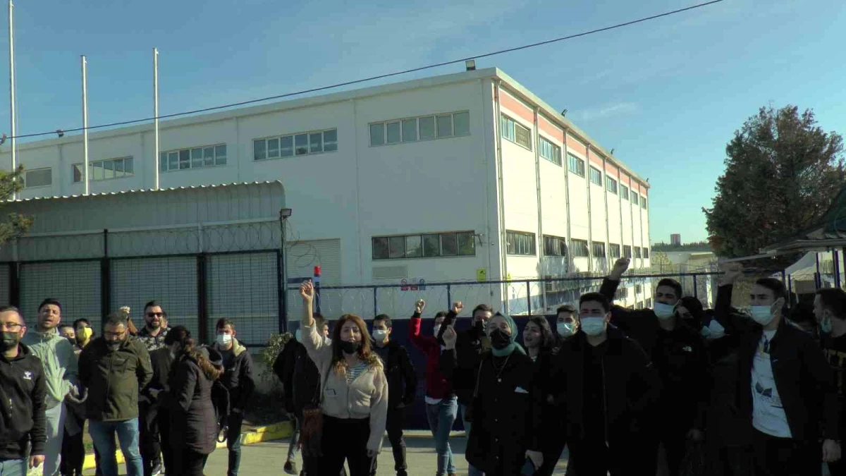 Tuzla\'da işten çıkarılan Oppo çalışanları, fabrika önünde eyleme başladı