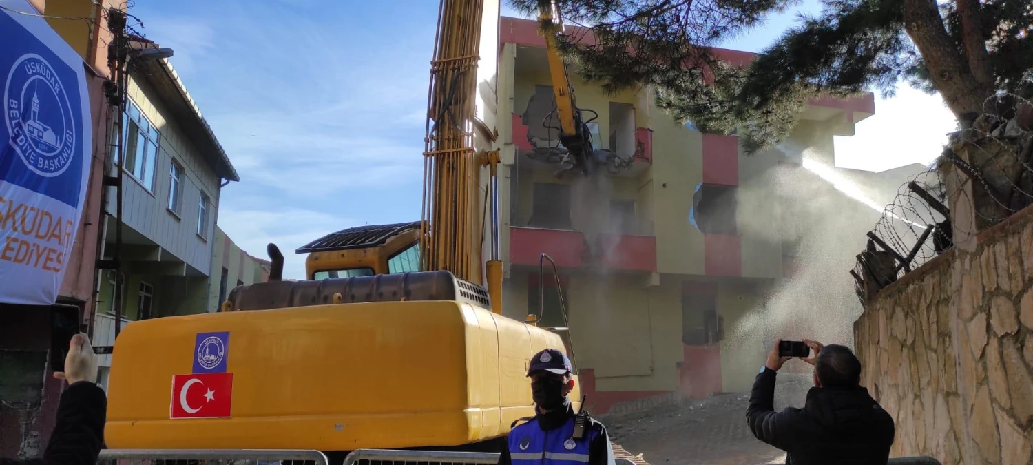 Üsküdar\'da risk taşıyan binaların yıkımına devam ediliyor