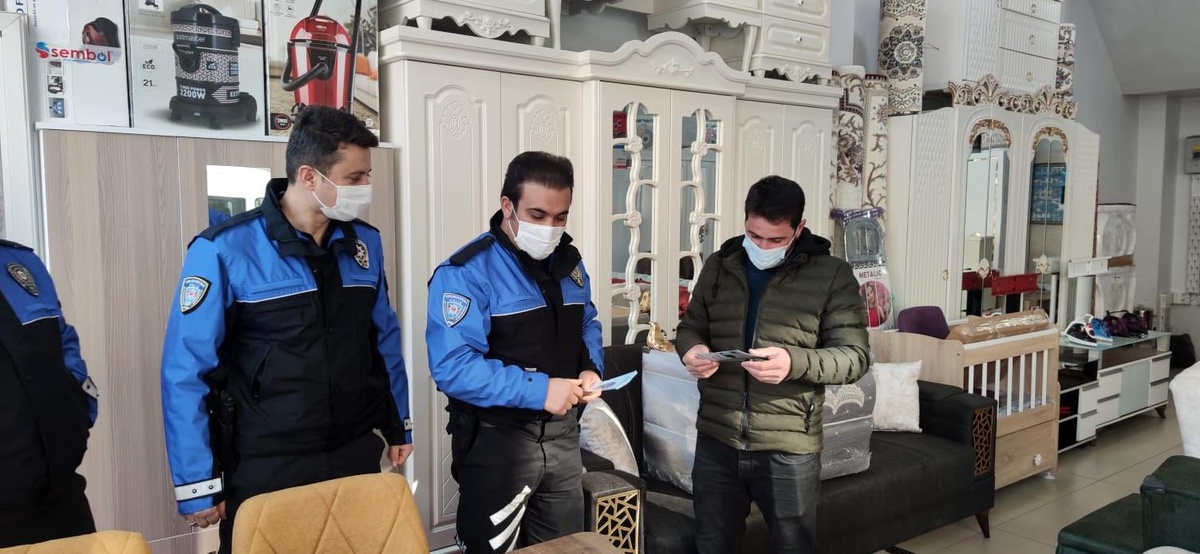 Van polisi vatandaşlara KADES\' ile dolandırıcılık konularını anlatıyor