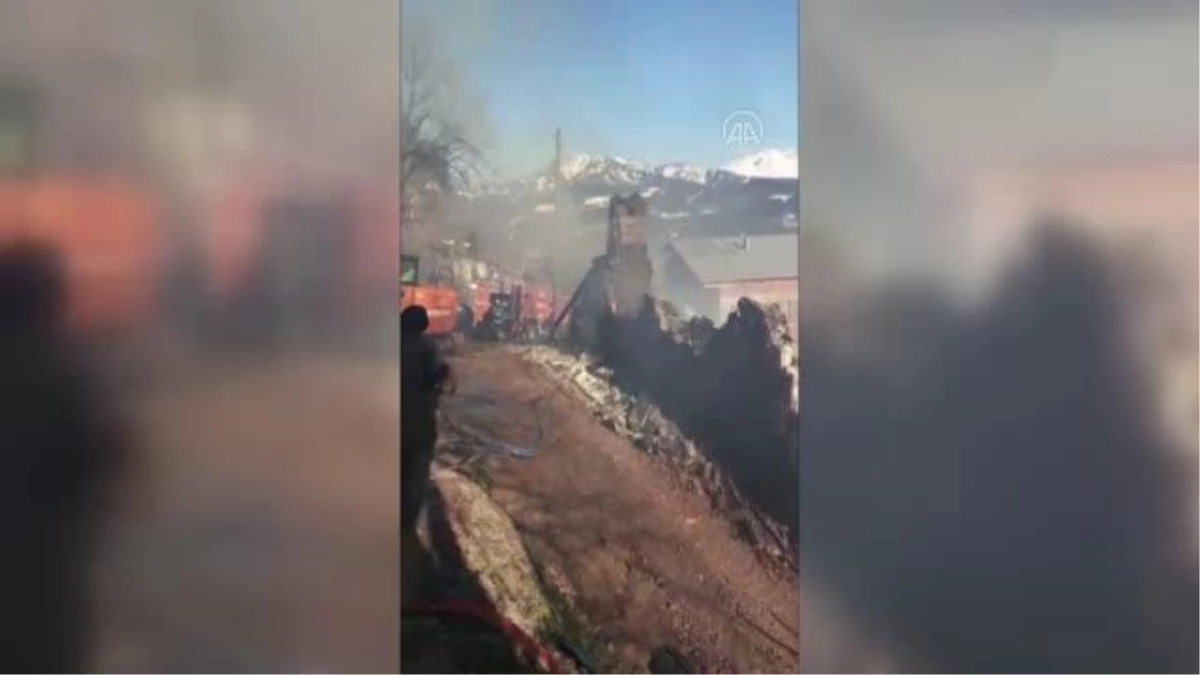 Yangında iki katlı ev zarar gördü.