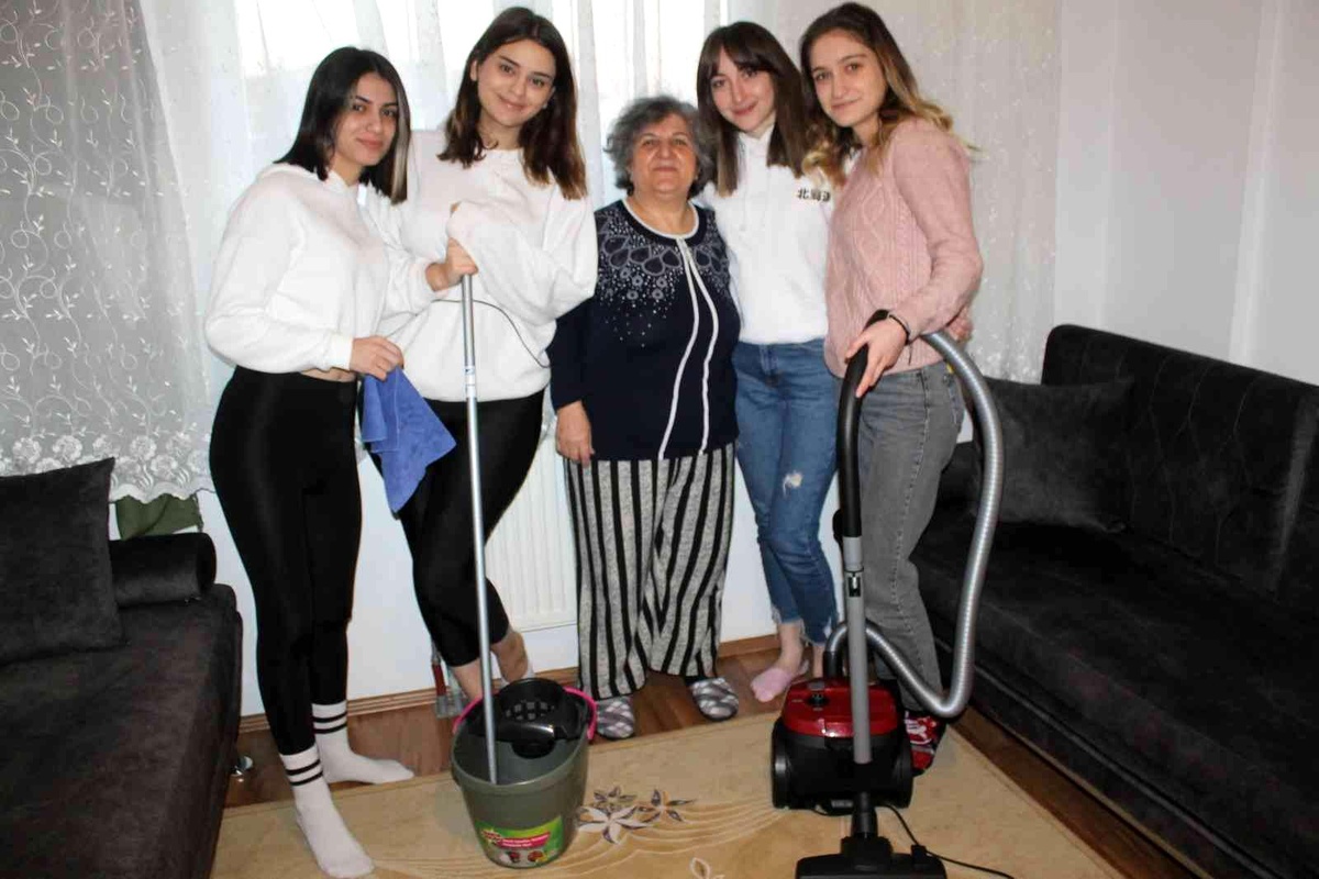 Yaşlı ve bakıma muhtaç insanlara öğrenci desteği