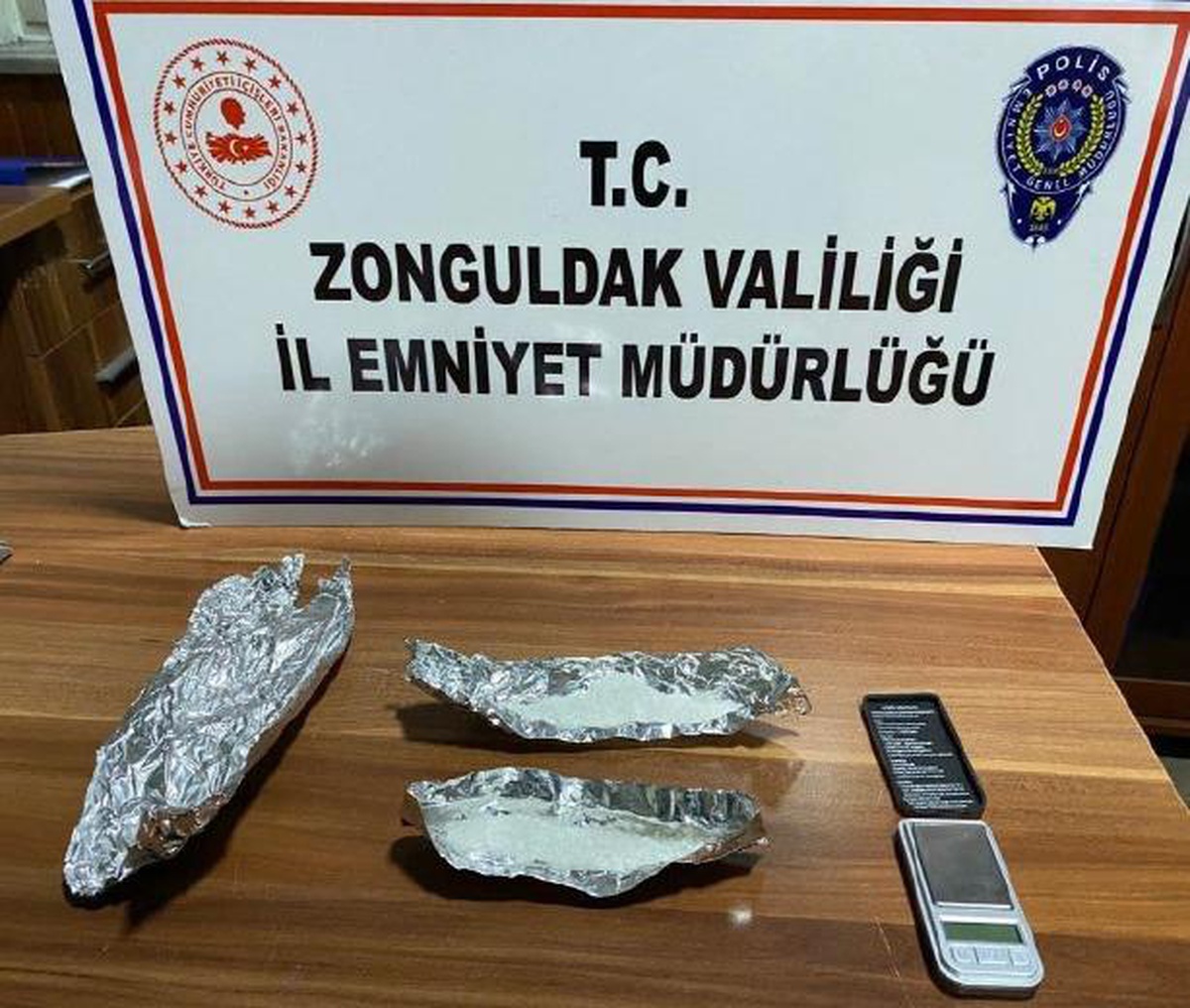 Zonguldak\'ta narkotik uygulamasında yakalanan 3 şüpheliden 1\'i tutuklandı