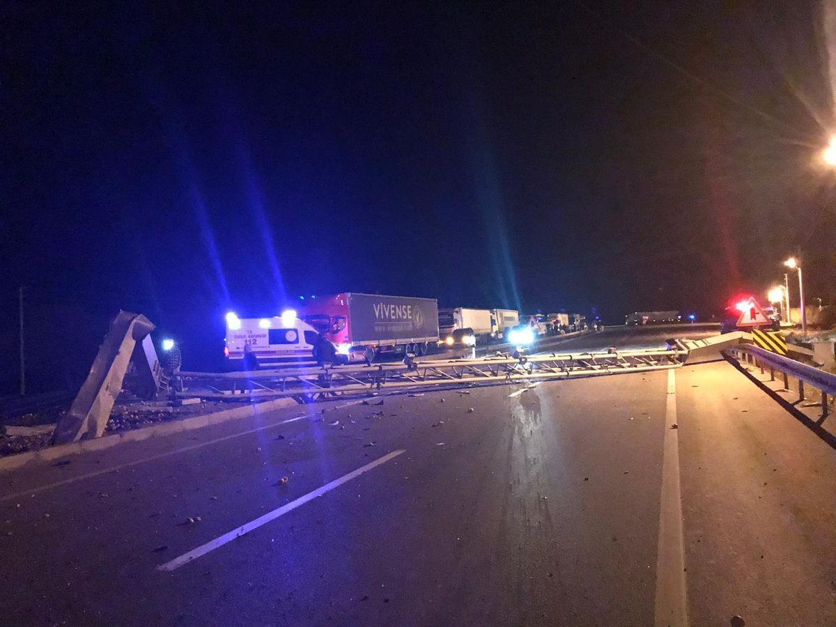 Afyonkarahisar\'da direğe çarpan tırdaki 2 kişi yaralandı