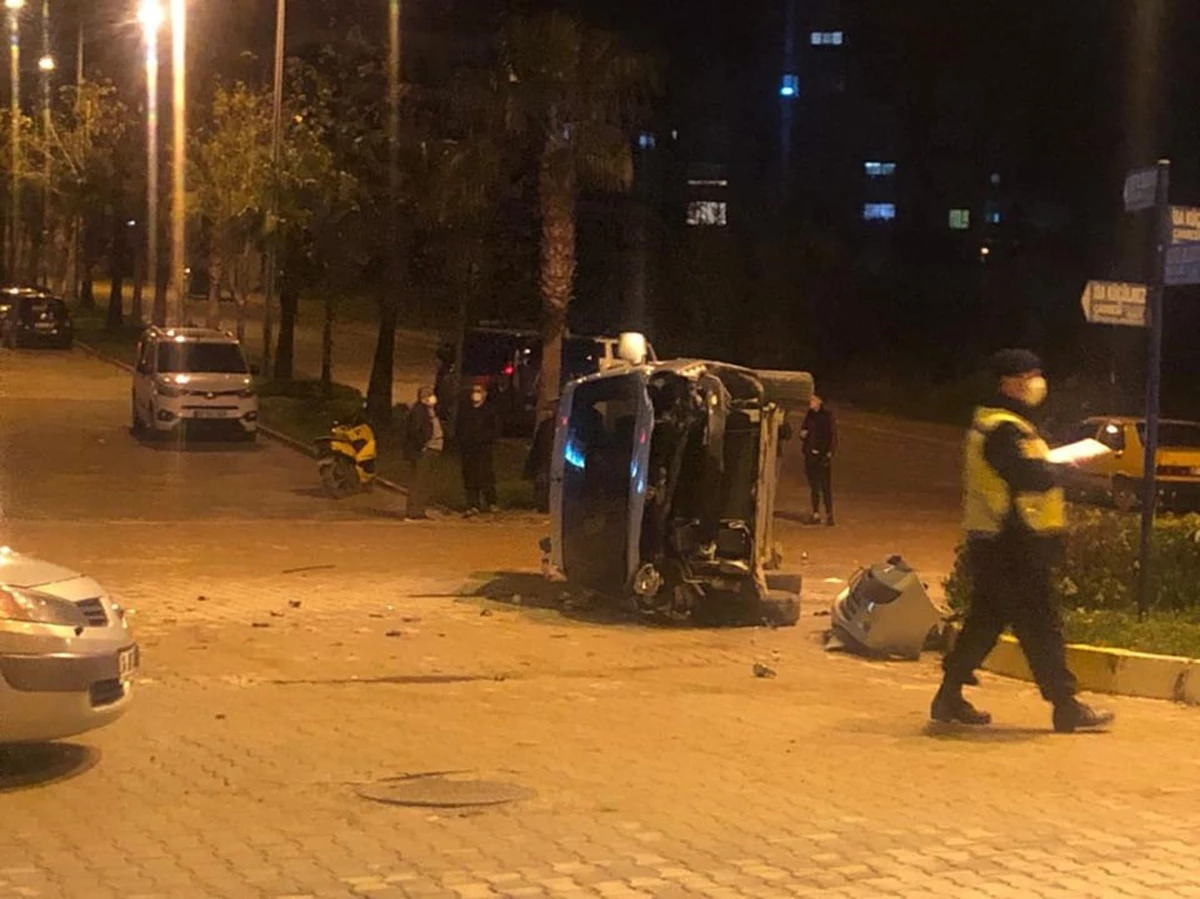 Antalya\'da hafif ticari araç ile otomobilin çarpışması sonucu 4 kişi yaralandı