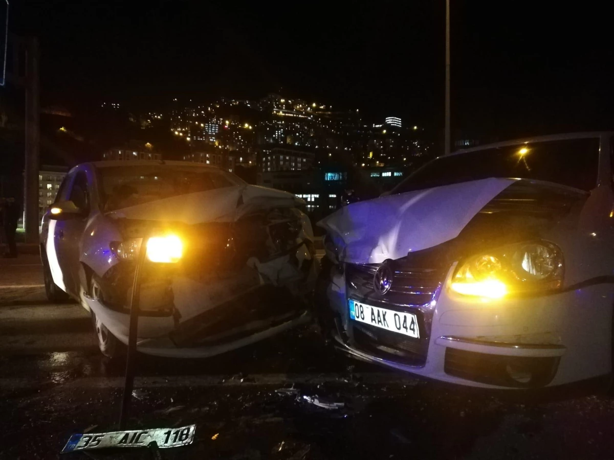 Artvin\'de iki otomobilin çarpıştığı kazada 5 kişi yaralandı