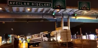 Avcılar gişelerinde bir kamyonet karşı yönden gelen panelvana çarptı