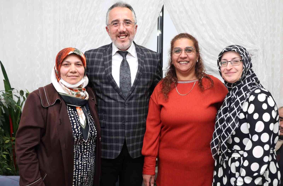 Başkan Savran mahalle sakinlerini ziyaret ediyor