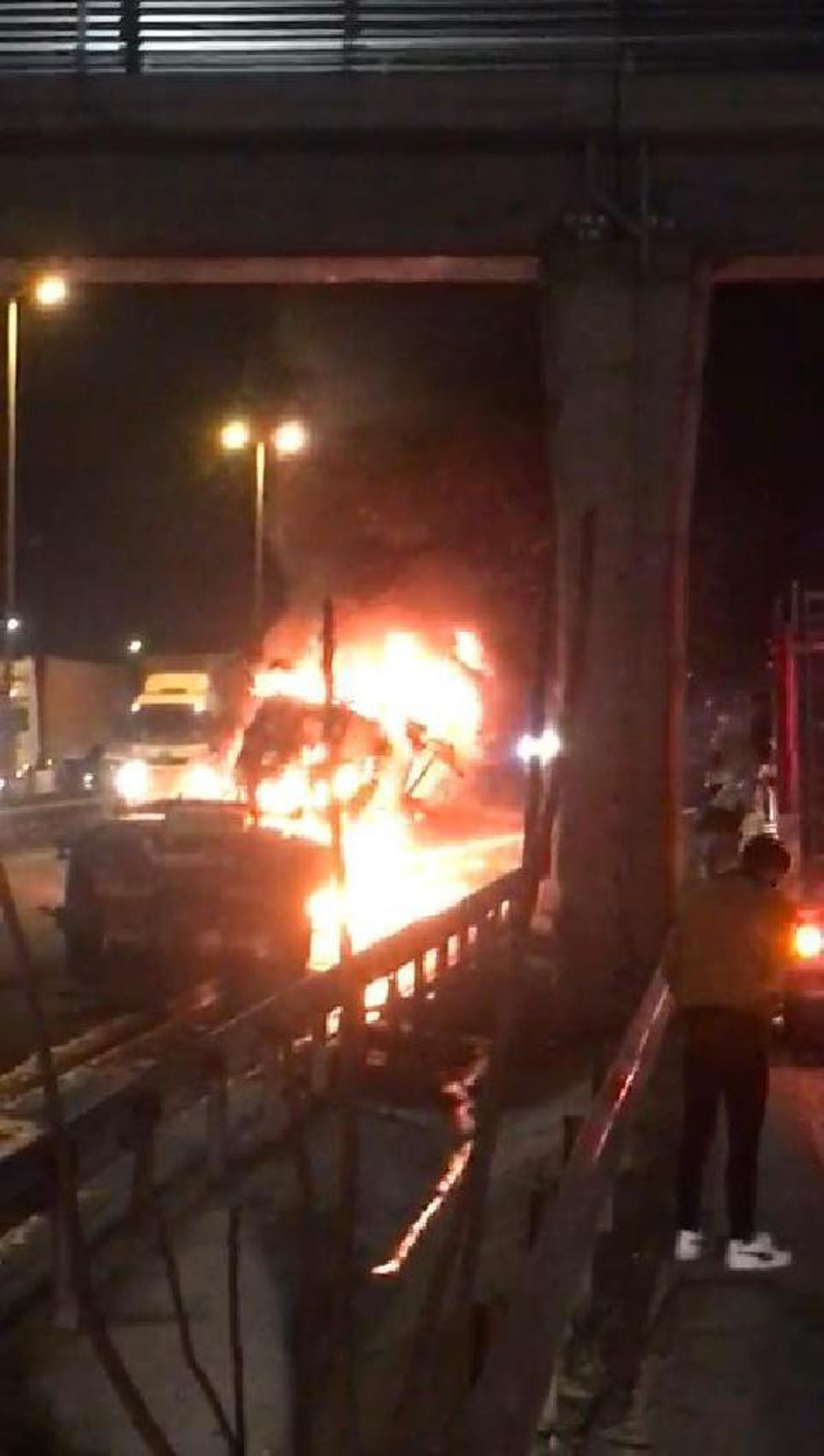 Beylikdüzü\'nde TIR alev alev yandı