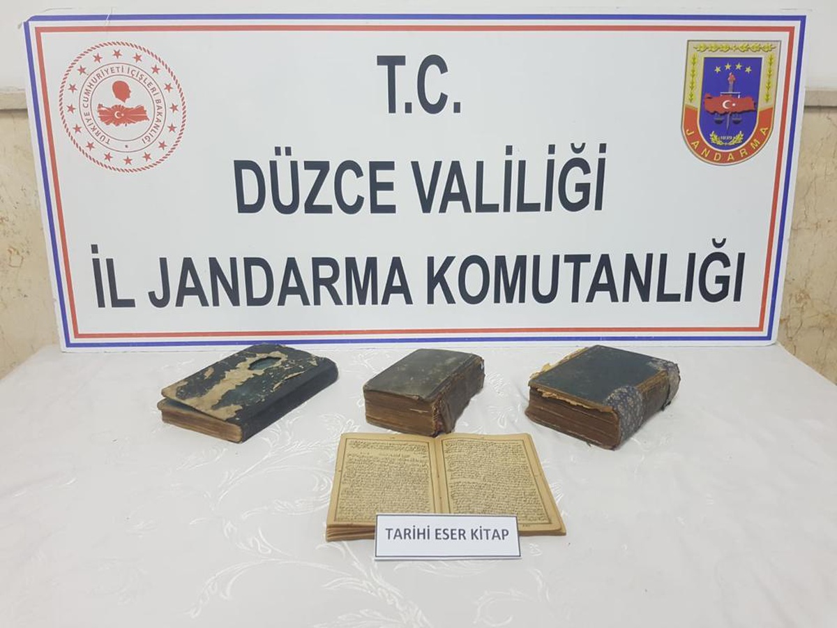 Düzce\'de tarihi eser niteliğinde el yazması kitaplar ele geçirildi