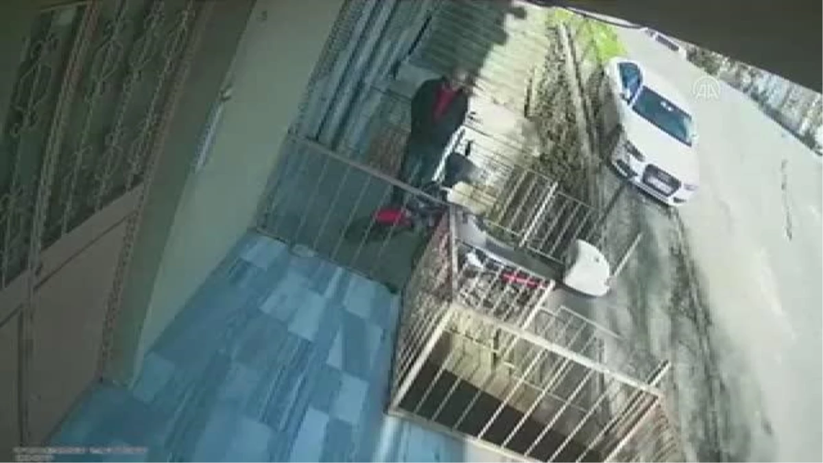 Gaziosmanpaşa\'da çocuğun balkondan düşme anı güvenlik kameralarına yansıdı