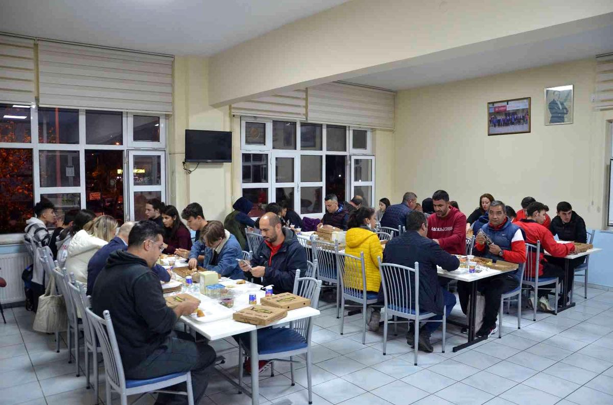 Geleceğin pehlivanları yemekte bir araya geldi