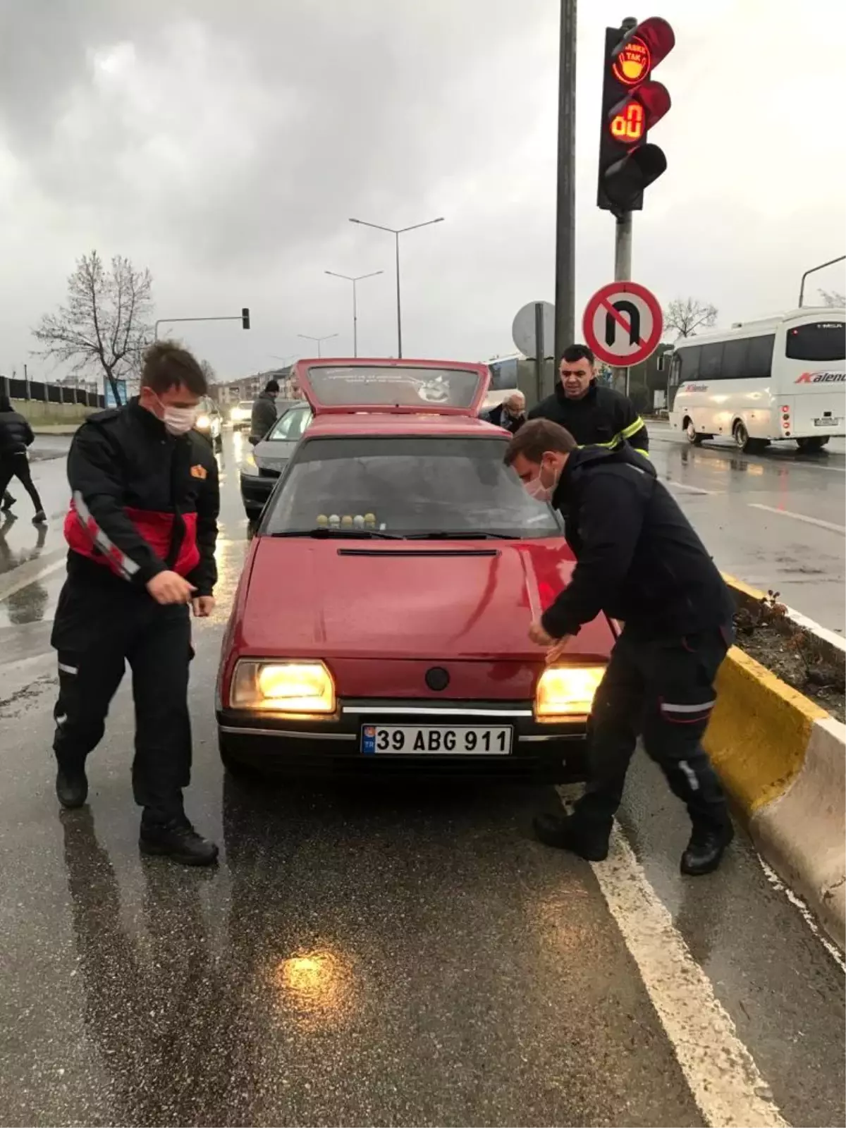 Görenler şaşkına döndü: Düz yolda yan yattı