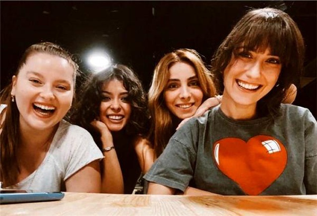 Hazal Kaya üzücü haberi böyle duyurdu