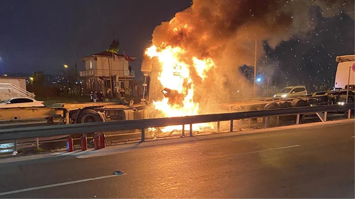 İşçi servisinden kaçarken park halindeki araca çarpan tır, alev topuna döndü