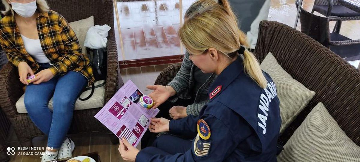 Jandarma, şiddet mağduru kadınlarla beraber