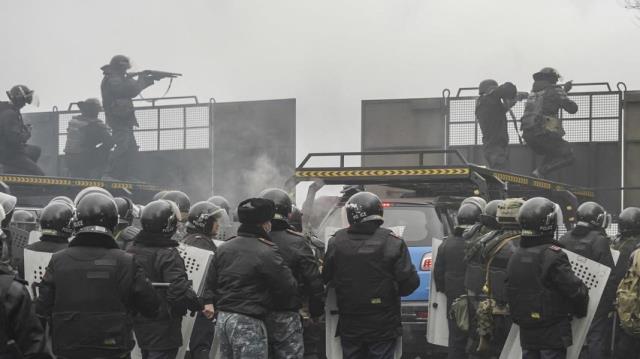 Kazakistan'daki protestolarda 3 polis memurunun kafaları kesilerek infaz edildiği ortaya çıktı