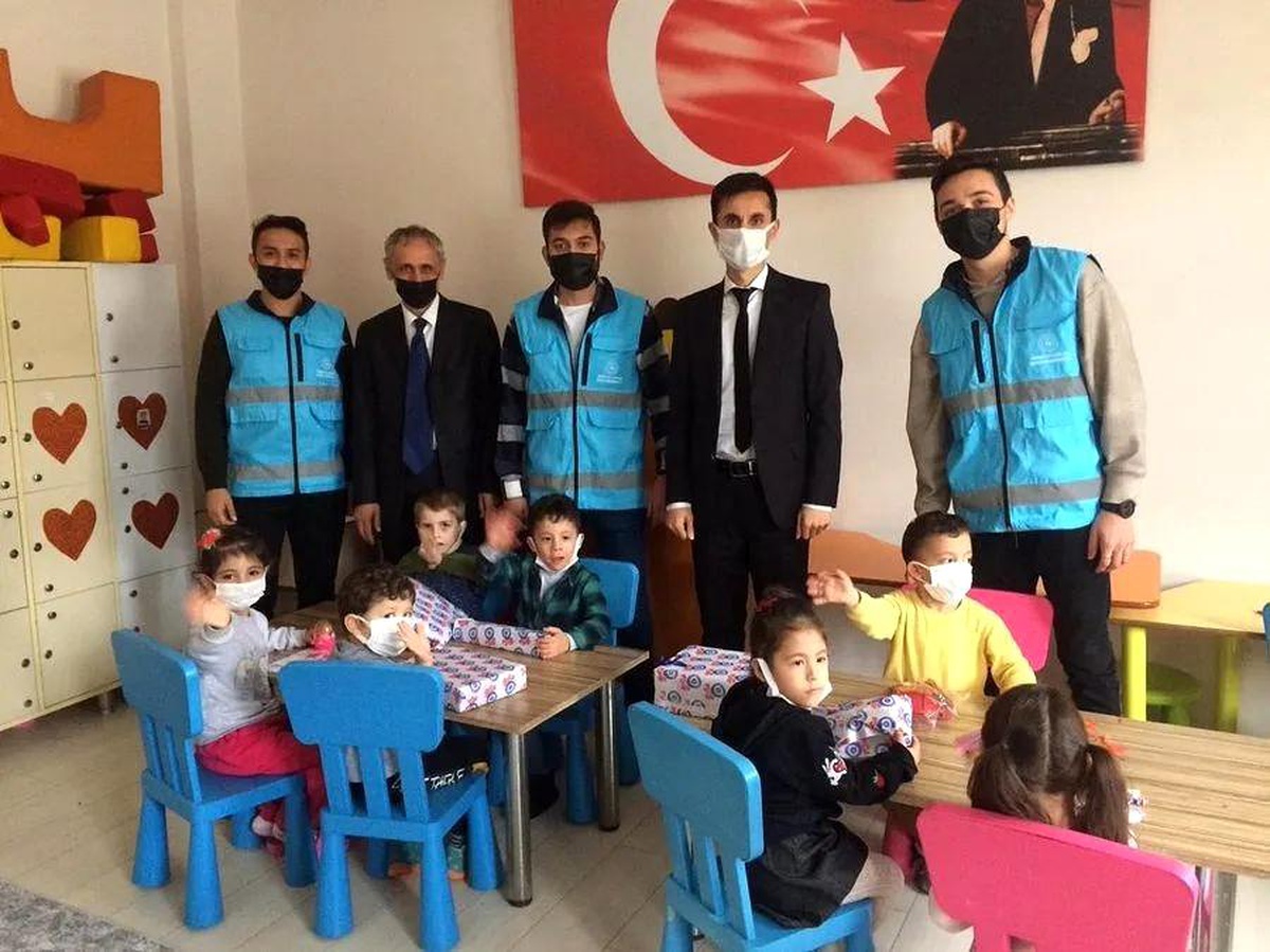 Kuşadası\'nda gönüllü öğrenciler, miniklerin hayallerine ortak oldu