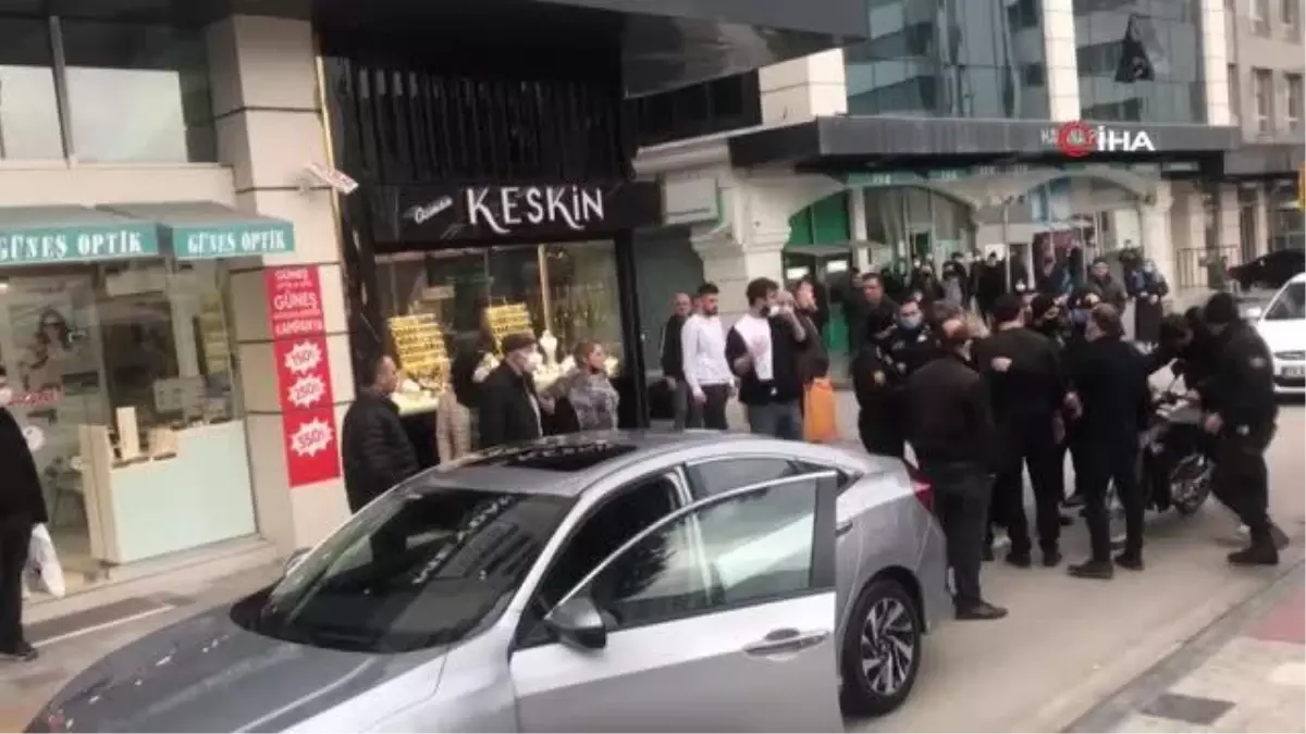 Motosiklet ile otomobil çarpıştı, sinirler gerildi