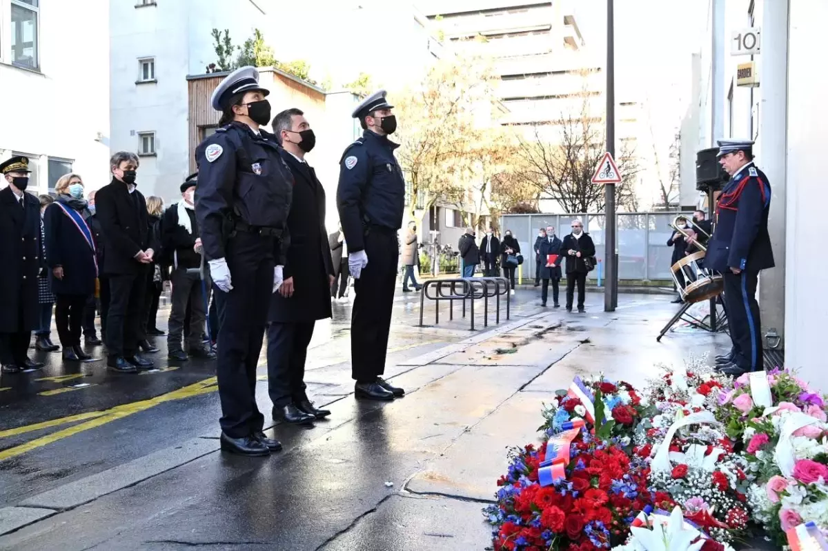 Paris\'te Charlie Hebdo terör saldırısı kurbanları anıldı