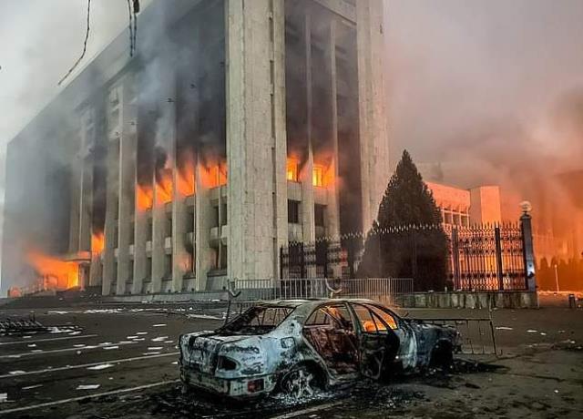 Protestoların iç çatışmaya dönüştüğü Kazakistan'da art arda 3 patlama! Keskin kimyasal koku yayıldı