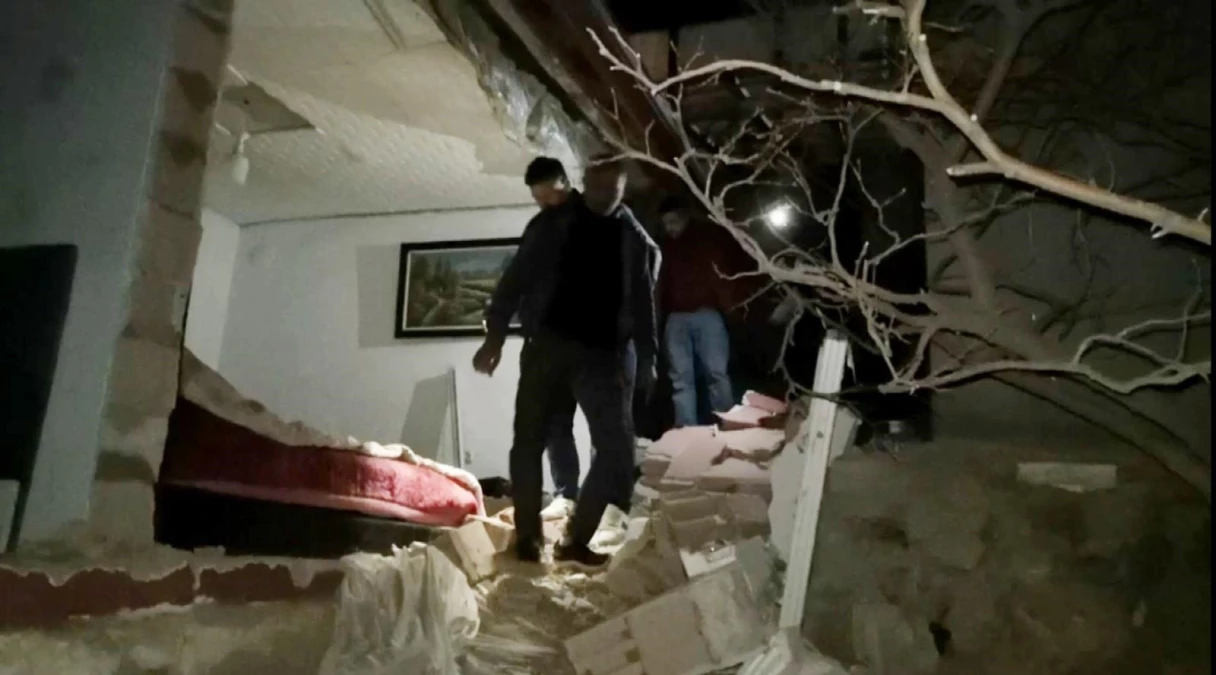Sıkışan gaz bomba gibi patladı duvarları yıkılan evde 3 kişi yaralandı