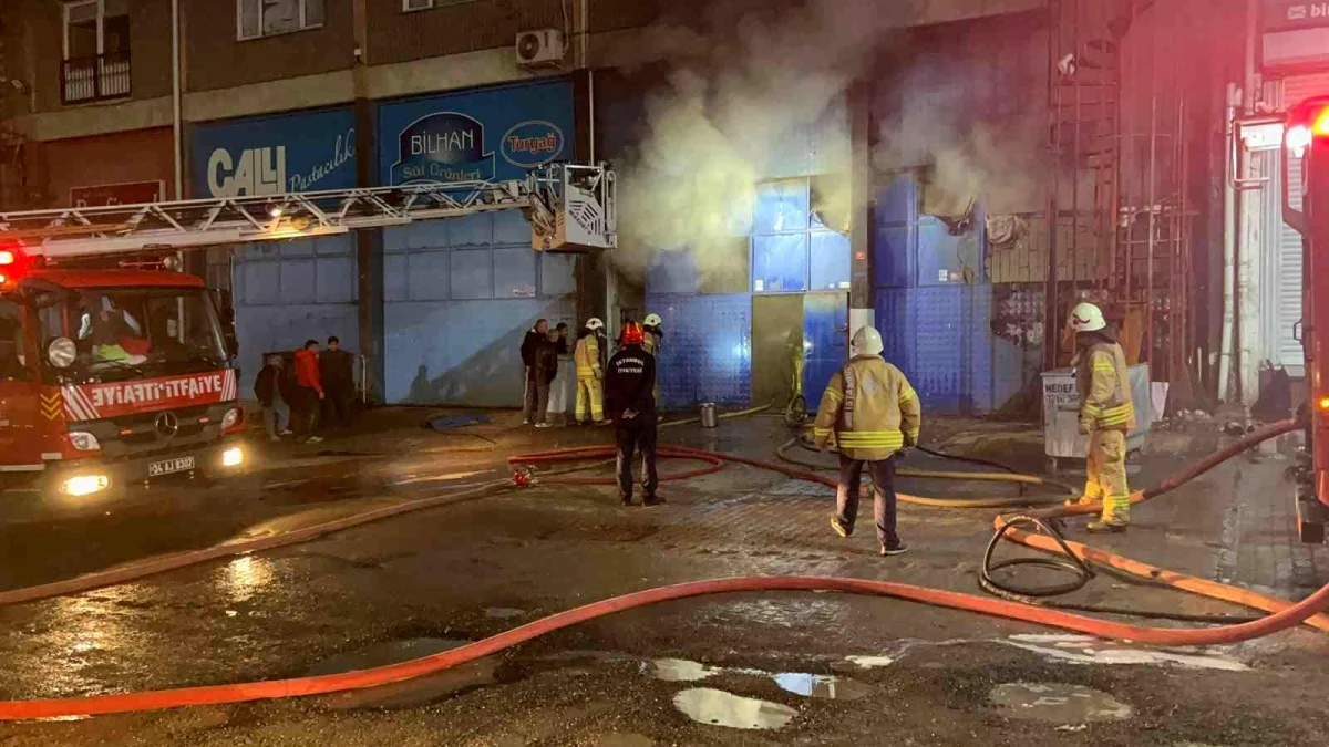 Sultanbeyli\'de kağıt helva deposunda yangın paniği