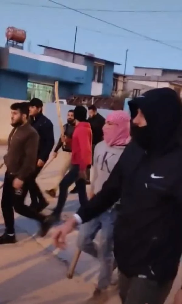 Suriyelilerin silah ve sopalarla yürüdüğü görüntüler tepki çekti!