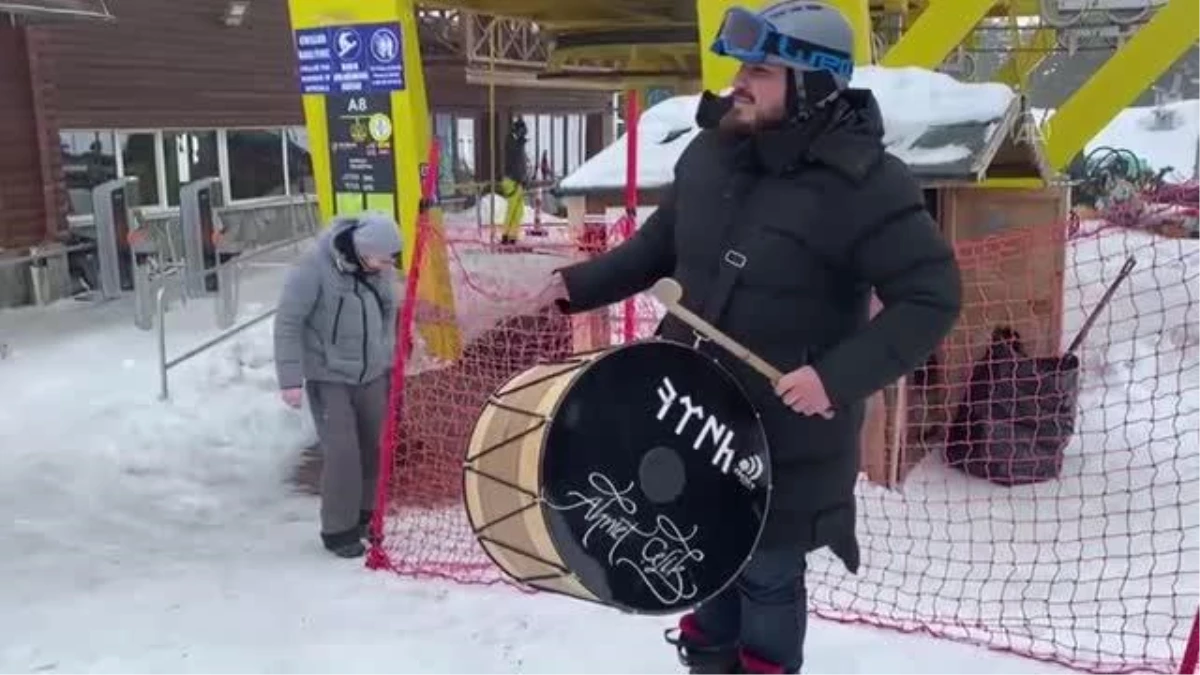 Tekirdağlı müzisyen Uludağ\'da kayak yaparken davul çaldı