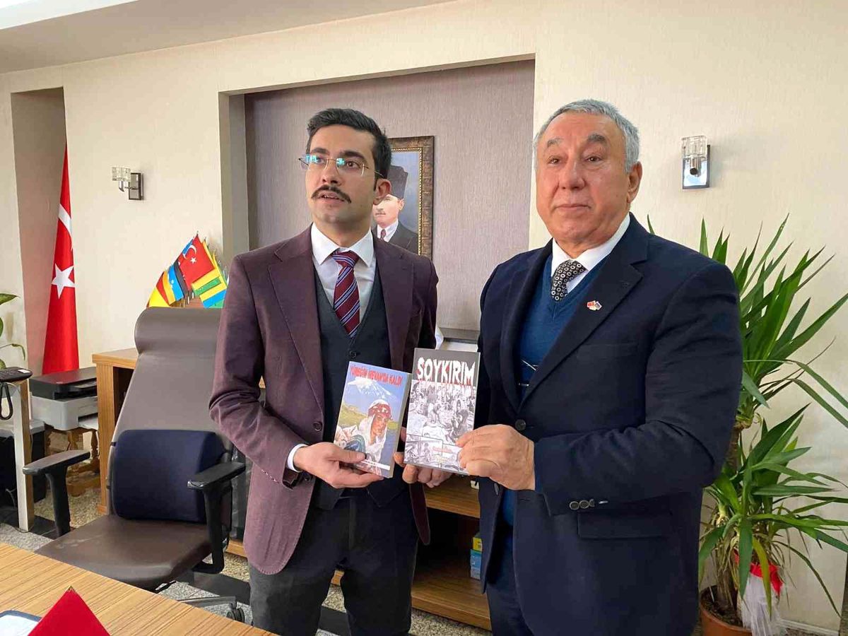 Ünsal "Soykırım ve Yüreğim İrevan\'da Kaldı" romanını kaymakam Köroğlu\'na hediye etti