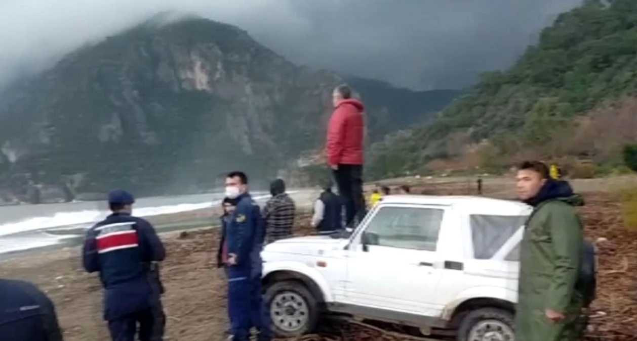 Antalya\'da bir kişinin denize sürüklendiği ihbarı ekipleri alarma geçirdi