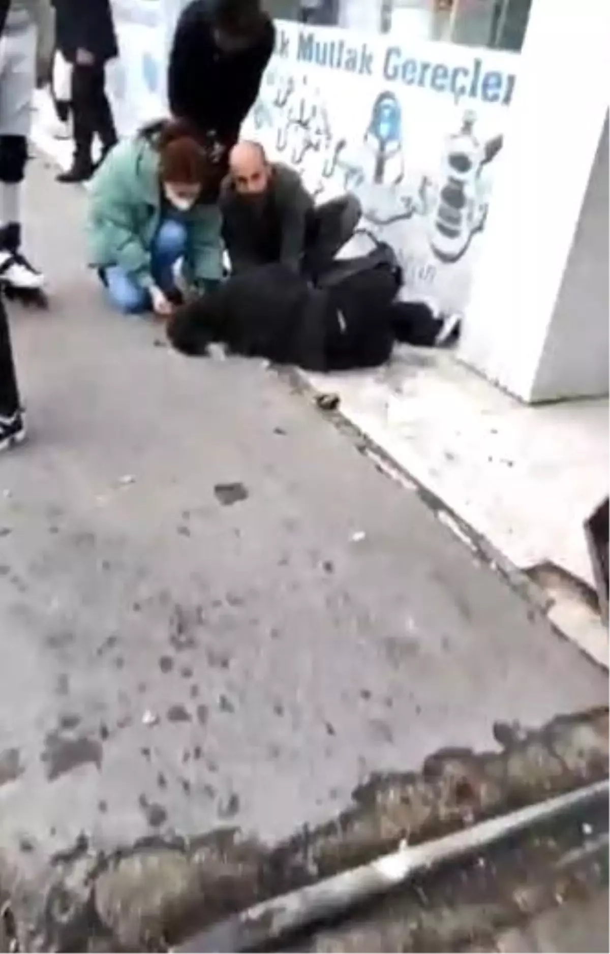 Avcılar\'da kaldırıma çıkan otomobil yayaya çarptı