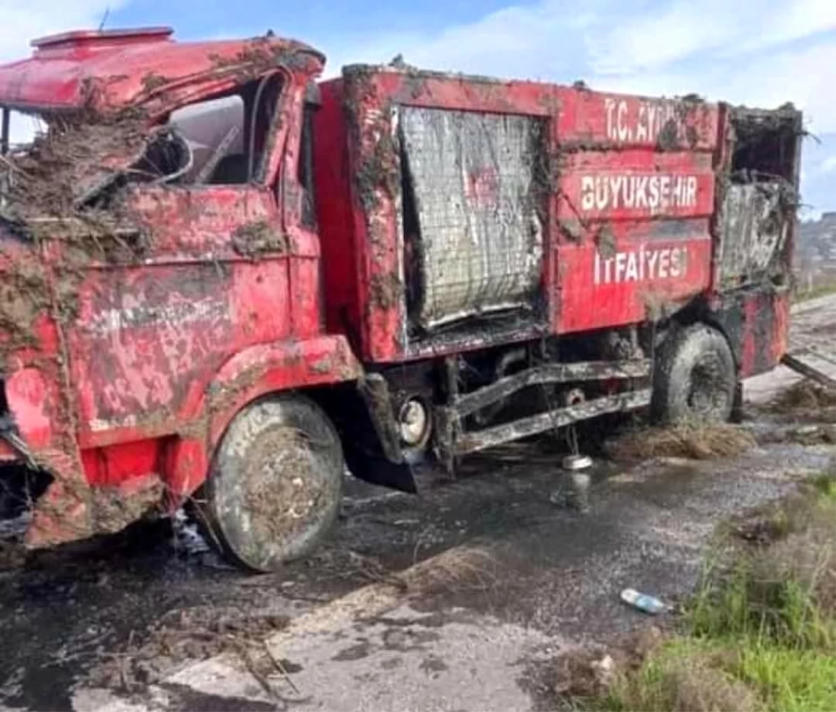 Son dakika! Aydın\'da itfaiye aracı sulama kanalına devrildi