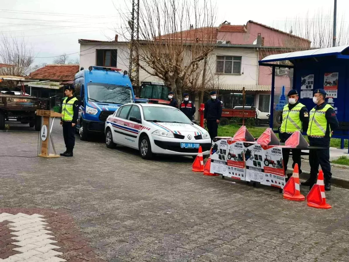 Bergama\'da traktör sürücülerine reflektör dağıtılarak önemi anlatıldı