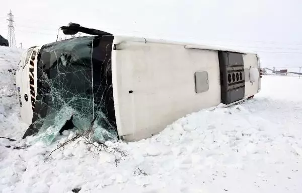 Kontrolden çıkan yolcu otobüsü şarampole devrildi: 15 yaralı