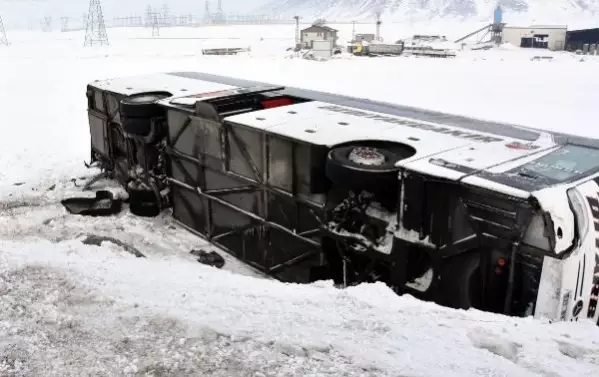 Kontrolden çıkan yolcu otobüsü şarampole devrildi: 15 kişi yaralandı