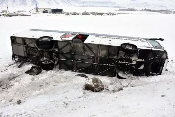 Kontrolden çıkan yolcu otobüsü şarampole devrildi: 15 yaralı