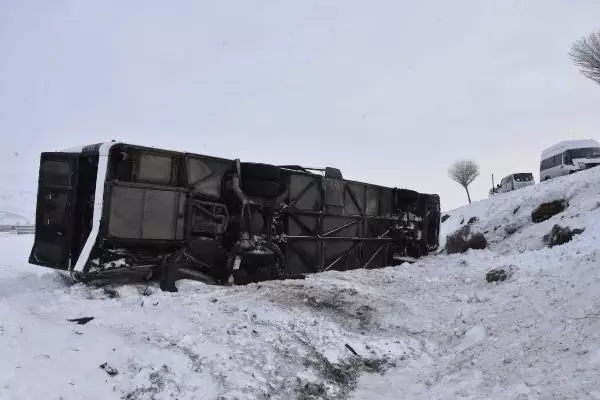 Kontrolden çıkan yolcu otobüsü şarampole devrildi: 15 yaralı