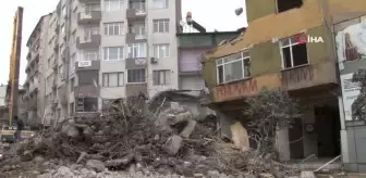 Elazığ'da ağır hasarlı binaların yıkım çalışmaları sürüyor