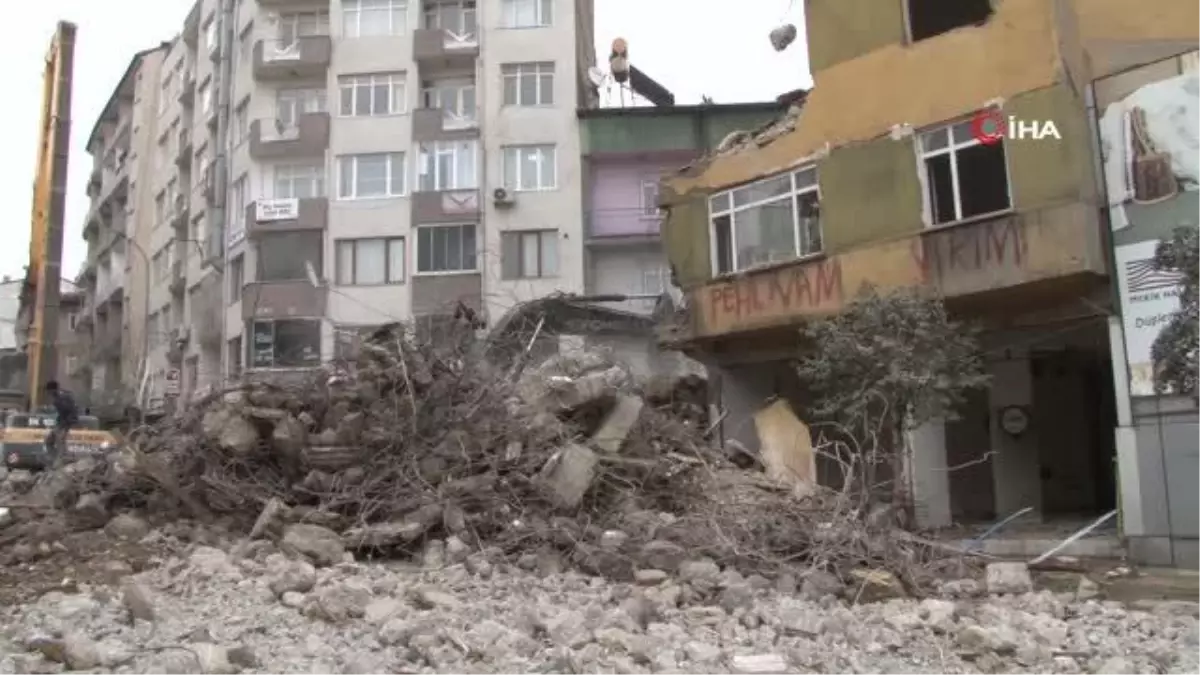 Elazığ\'da ağır hasarlı binaların yıkım çalışmaları sürüyor