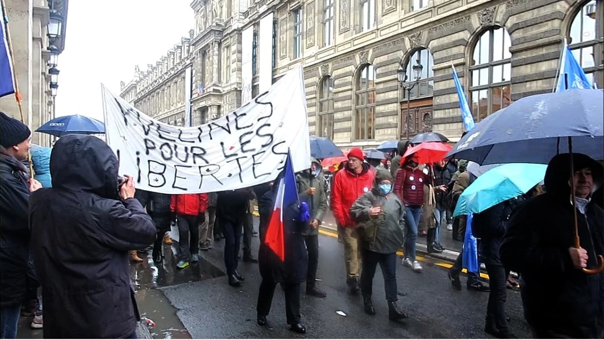 Fransa\'da "aşı kartı" protestosu