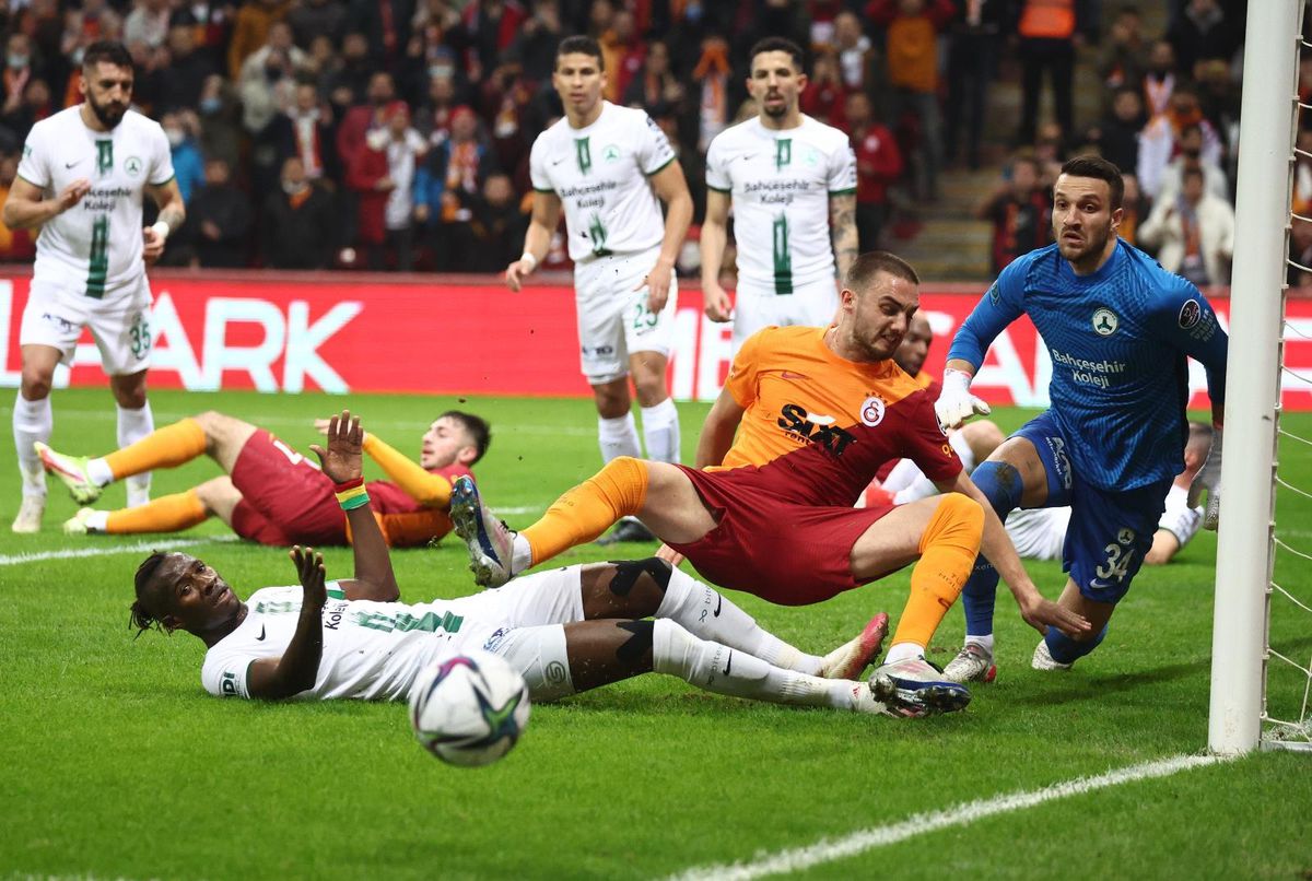 Galatasaraylı taraftarlardan, Fatih Terim ve futbolculara tepki