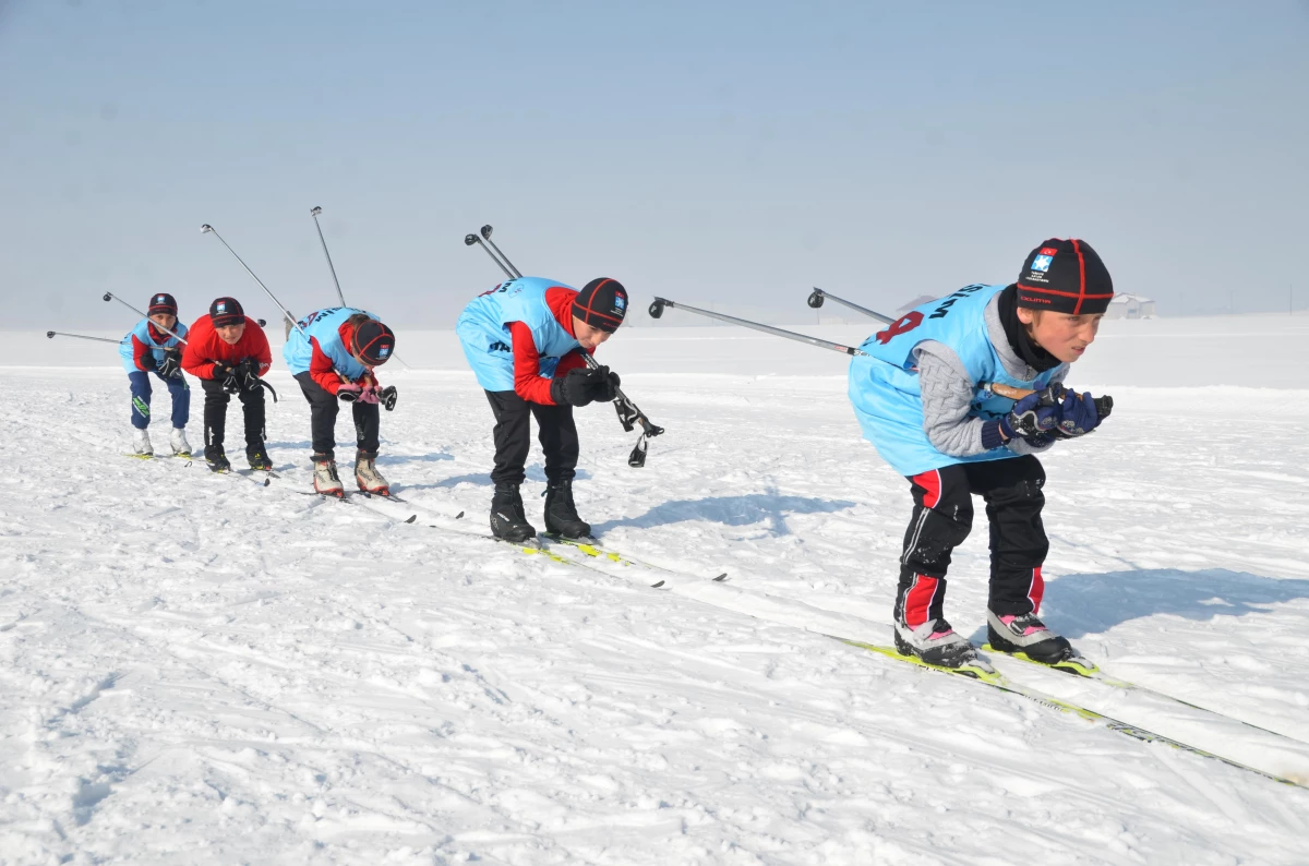 Hakkari\'de "Kayaklı Koşu İl Birinciliği Yarışması" yapıldı