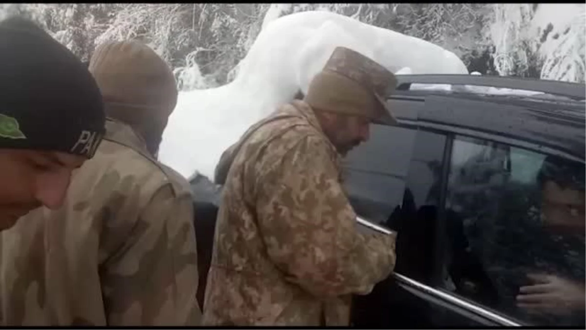 Pakistan\'da yoğun kar yağışında araçlarında mahsur kalan 21 kişi donarak öldü