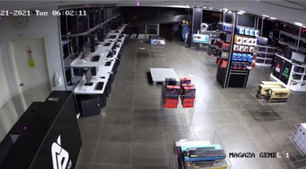 İstanbul\'da teknoloji mağazasında soygun: Hırsızlık yarışına girince ayağı kayıp yere düştü