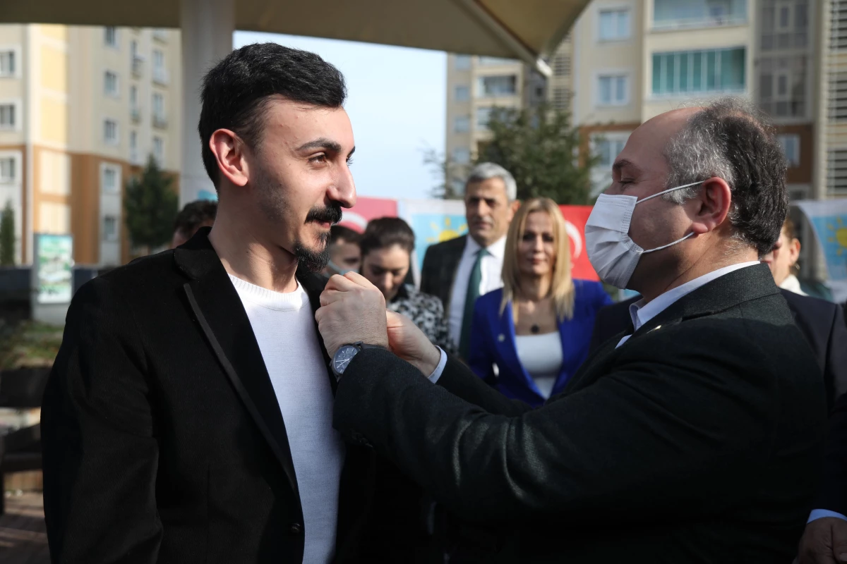 İYİ Partili Usta ve Ağırailoğlu Samsun\'da partiye yeni katılanlara rozetlerini taktı