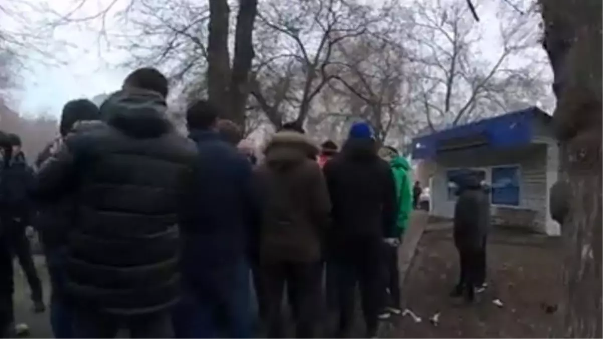 Kazakistan'dan gelen görüntüler vahim! Yakınlarını arayan onlarca insan morgların önünde kuyruk oluşturdu