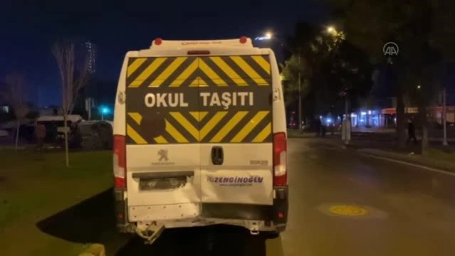 Otomobil ile minibüsün çarpıştığı kazada 3 kişi yaralandı