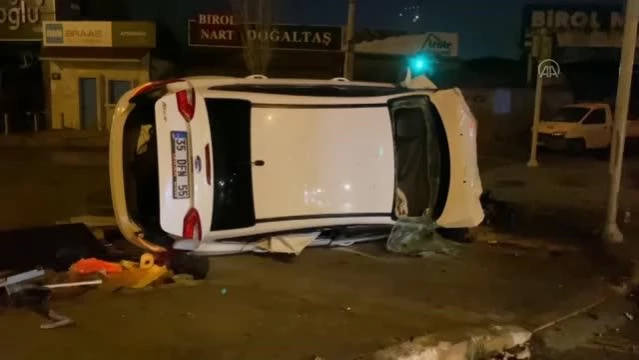 Otomobil ile minibüsün çarpıştığı kazada 3 kişi yaralandı