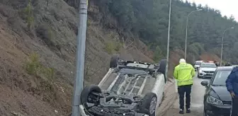 Otomobil, su kanalına devrildi; baba ve oğlu yaralı
