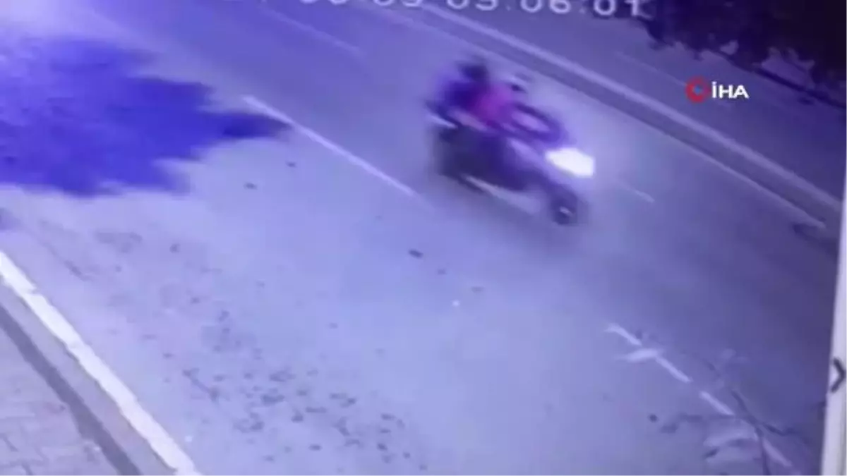 Otomobildeki gence silahlı saldırı kamerada... Yaralı halde emniyete gidip yardım istedi